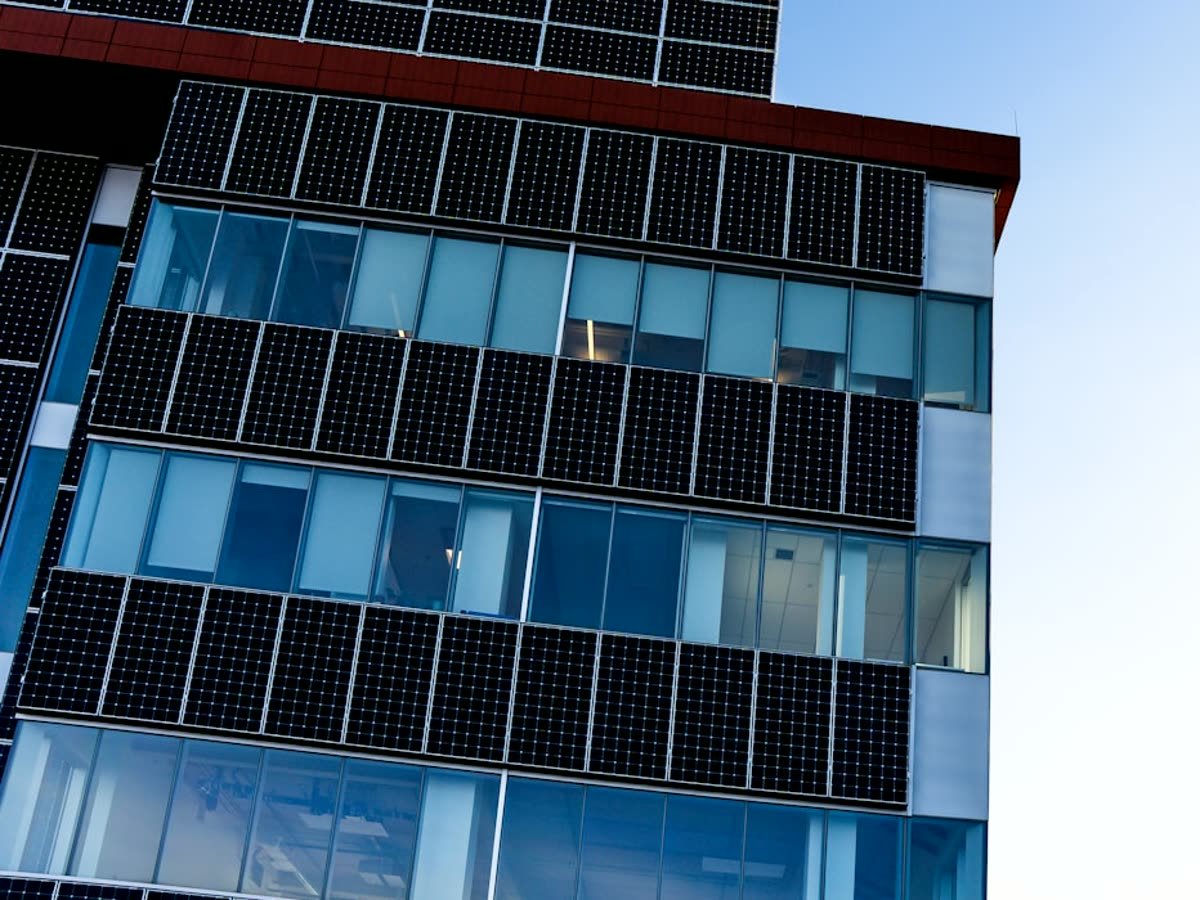 Fachada de un edificio de oficinas con paneles solares integrados