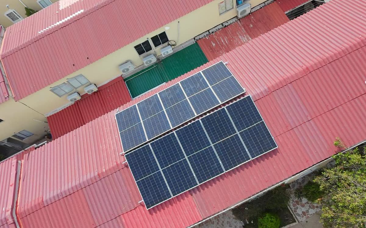Los diez paneles solares sobre la cubierta de teja